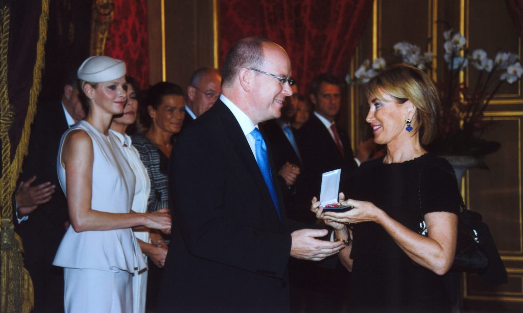 S.A.S. Le Prince Albert II de Monaco décore Mme Maria Elena Cuomo de l'Ordre de Saint Charles