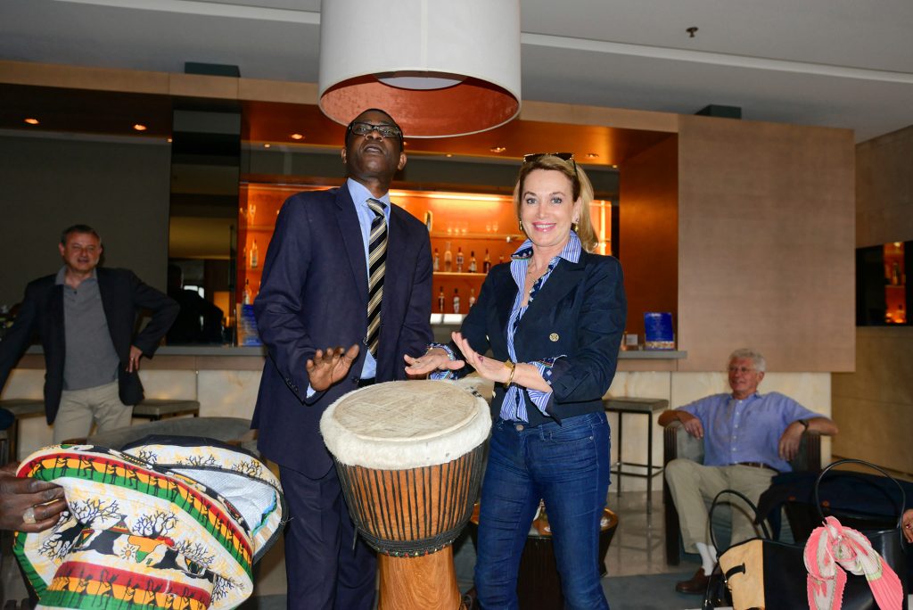 Mme Maria Elena Cuomo avec Youssou N'Dour à Dakar