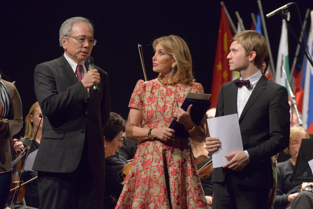 Mme Maria Elena Cuomo avec S.E. Matthew S.M. Lee, Ambassadeur de Taïwan auprès du Saint Siège