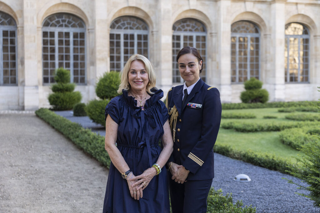 Madame Maria Elena Cuomo et le Commandant Charline Redin, aide de camp du Grand Chancelier de la Légion d’honneur, lors de l'inauguration du jardin du cloître de la Maison d’éducation de la Légion d’honneur. Saint-Denis, le 30 juin 2025.