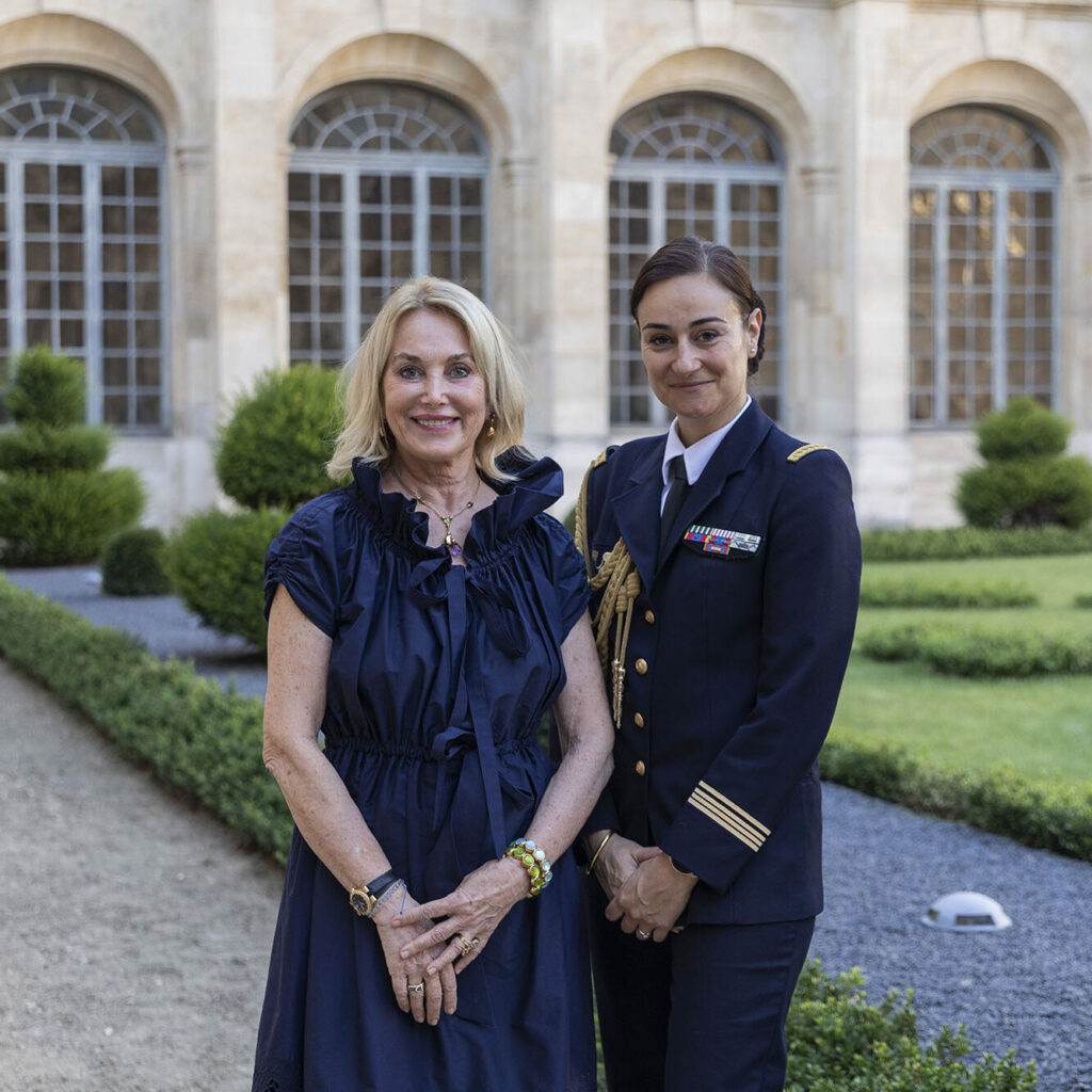 Madame Maria Elena Cuomo et le Commandant Charline Redin, aide de camp du Grand Chancelier de la Légion d’honneur, lors de l'inauguration du jardin du cloître de la Maison d’éducation de la Légion d’honneur. Saint-Denis, le 30 juin 2025.